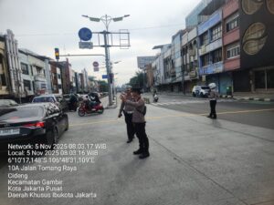 Polsek Metro Gambir Laksanakan Pengaturan Lalu Lintas Pagi di TL Biak untuk Jaga Kelancaran Aktivitas Warga