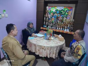 Bhabinkamtibmas Gambir Lakukan Sambang ke SMPN 60, Bahas Rencana Sosialisasi SMA Kemala Taruna Bhayangkara