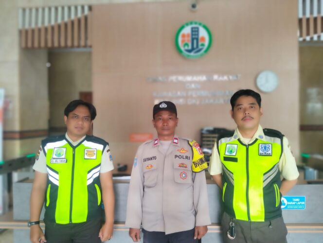 
					Polsek Metro Gambir Amankan Aksi Unjuk Rasa di Kantor Dinas Perumahan dan Permukiman DKI Jakarta