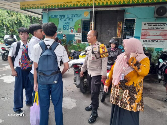 
					Bhabinkamtibmas Gambir Hadir di SMPN 60 Jakarta, Cegah Tawuran dan Wujudkan Rasa Aman bagi Pelajar