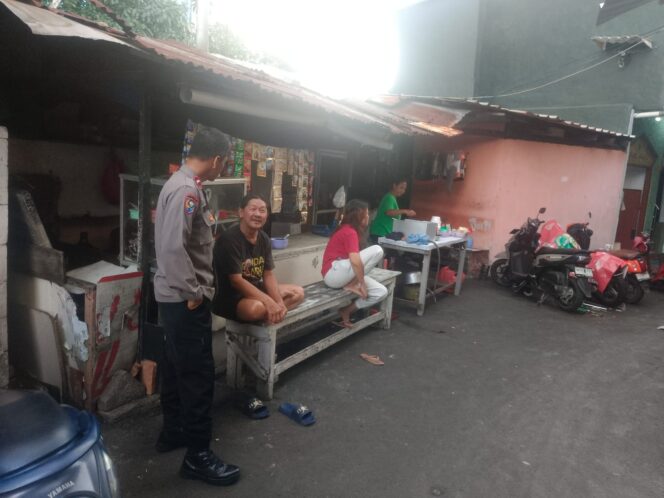 
					Bhabinkamtibmas Petojo Utara Lakukan Cooling System Bersama Tokoh Masyarakat, Perkuat Sinergi untuk Cegah Gangguan Kamtibmas