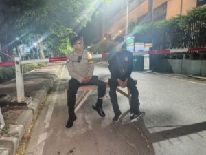 Bhabinkamtibmas Petojo Selatan Patroli Siskamling, Wujudkan Lingkungan Aman dan Kondusif di Malam Hari