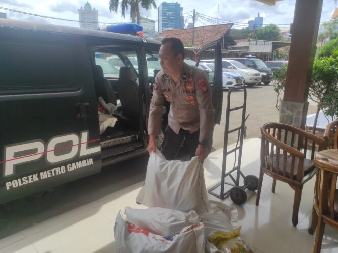 
					Polsek Metro Gambir dan BULOG Gelar Gerakan Pangan Murah di Kebon Kelapa, Wujud Kepedulian Polri terhadap Kesejahteraan Warga