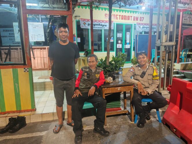 
					Bhabinkamtibmas Petojo Selatan Gelar Patroli Siskamling Bersama Warga RW 07, Wujudkan Lingkungan Aman dan Kondusif