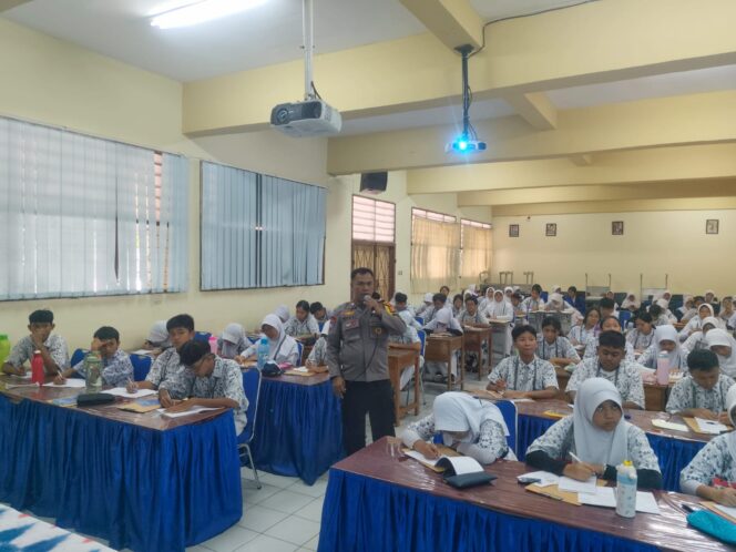 
					Polsek Metro Tanah Abang Berikan Binluh Kepada Pelajar SMPN 40 “Waspada Narkoba, Bahaya Bullying dan Dampaknya