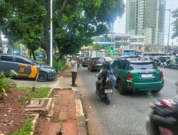 Cegah Kemacetan, Patko 1053 Polsek Metro Tanah Abang Gelar Gatur Lalin Pagi di TL. Pejompongan
