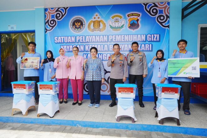
					Kapolri dan Ketua Komisi IV DPR Tinjau SPPG YKB Polres Karanganyar, Dukung Penuh Program MBG