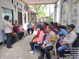 Hangat Bersama Warga, Polwan Jaga Jakarta Dampingi Jumling dan Dialog Lingkungan di Utan Panjang