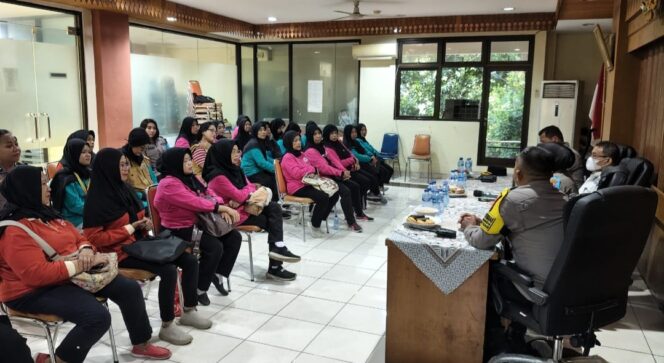 
					Polwan Jaga Jakarta, Polsek Menteng Gelar Penyuluhan Hukum Untuk Warga Gondangdia