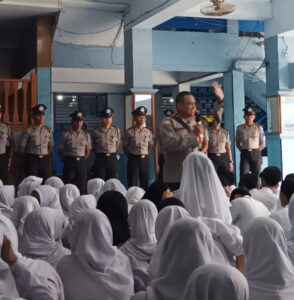 Bhabinkamtibmas Pegangsaan Dan Siswa Latja Polri Beri Penyuluhan Anti Bullying dan Narkoba di Sekolah Taman Siswa