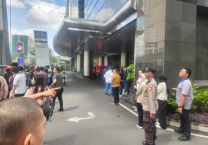 Polsek Metro Menteng Pantau Latihan Jalur Evakuasi Kebakaran di Gedung Plaza Bank Index