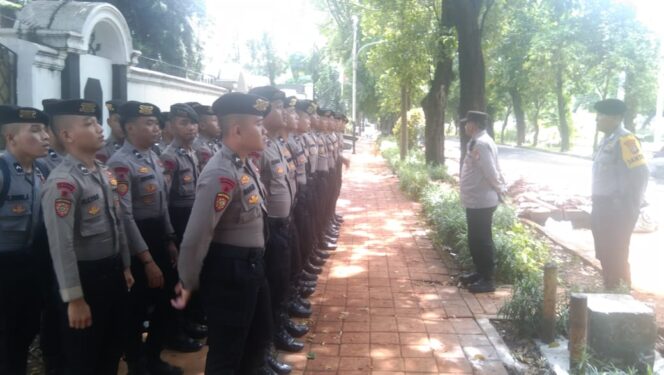 
					Polsek Metro Menteng Amankan Aksi Unjuk Rasa FPI di Komnas HAM, Situasi Kondusif dan Terkendali