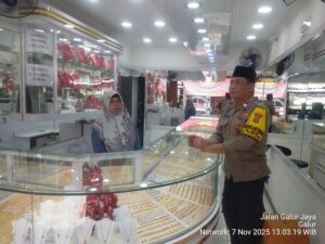 Bhabinkamtibmas Galur Sambang dan Cooling System Pedagang Toko Emas Indonesia RW 04 Johar Baru
