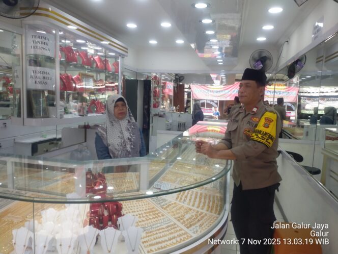 
					Bhabinkamtibmas Galur Sambang dan Cooling System Pedagang Toko Emas Indonesia RW 04 Johar Baru