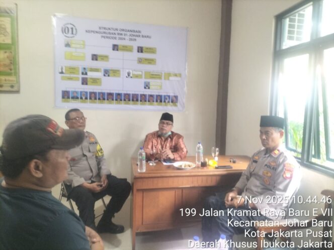 
					Patroli Dialogis dan Sambang, Bhabinkamtibmas Johar Baru Perkuat Keamanan RW 01