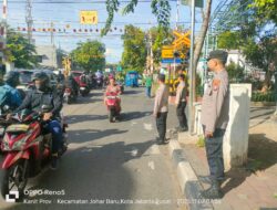 Kapolsubsektor Kayu Awet Bersama Bhabinkamtibmas Atur Lalin di Lintasan Kereta Api Johar Baru