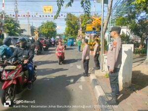 Kapolsubsektor Kayu Awet Bersama Bhabinkamtibmas Atur Lalin di Lintasan Kereta Api Johar Baru