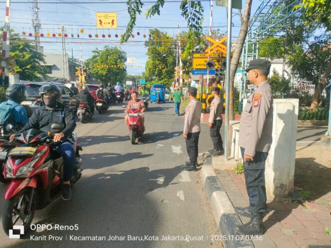 
					Kapolsubsektor Kayu Awet Bersama Bhabinkamtibmas Atur Lalin di Lintasan Kereta Api Johar Baru