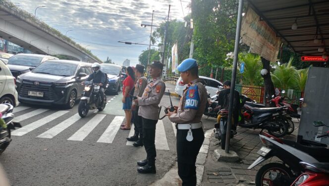 
					Polsek Johar Baru Laksanakan Ploting Pagi di TL Galur untuk Kelancaran Lalu Lintas