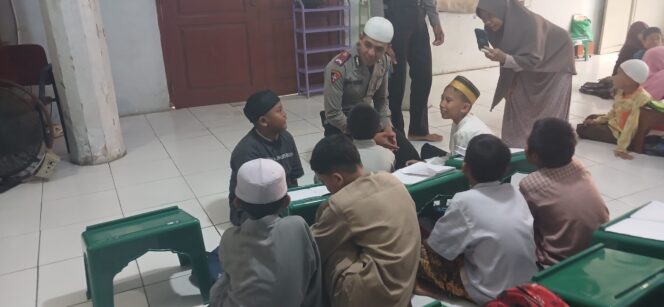 
					Siswa Latja Diktukba Polri TA 2025 Sambang dan Bimbing Anak Mengaji di Polsek Johar Baru