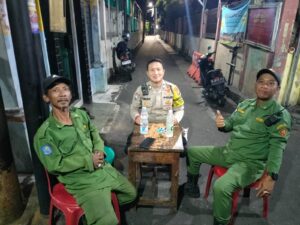 Bhabinkamtibmas Sambangi Pos Kamling, Sosialisasi One Gate System untuk Tekan Kerawanan Malam Hari