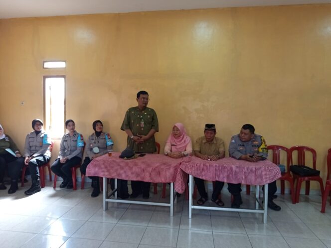 
					Bhabinkamtibmas Petamburan Bersama Polwan Silahturahmi Ke Wilayah Sambangi RW 01 Sebagai Cooling System