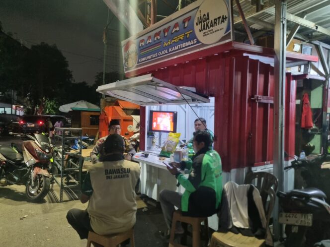 
					Polisi dan Komunitas Ojol Jaga Kamtibmas Sambil Ngobrol Santai di Gerai Rakyat Mart Karet Tengsin