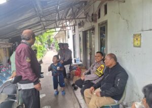 Bhabinkamtibmas Pegangsaan Dan Siswa Latja Polri Selesaikan Problem Solving Warga di Jalan Anyer Menteng