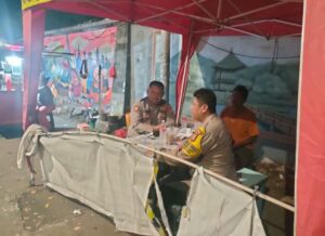 Sinergi Jaga Kamtibmas, Bhabinkamtibmas Kebon Sirih dan Warga Patroli di Perbatasan Kalipasir Menteng