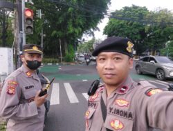 Personel Patmor Menteng Atur Lalin Pagi, Cegah Kemacetan di Jalan Cokroaminoto