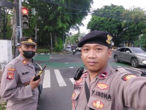 Personel Patmor Menteng Atur Lalin Pagi, Cegah Kemacetan di Jalan Cokroaminoto