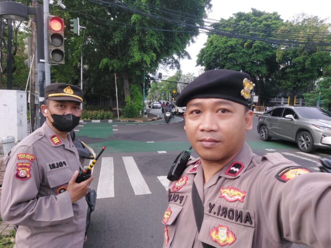 
					Personel Patmor Menteng Atur Lalin Pagi, Cegah Kemacetan di Jalan Cokroaminoto