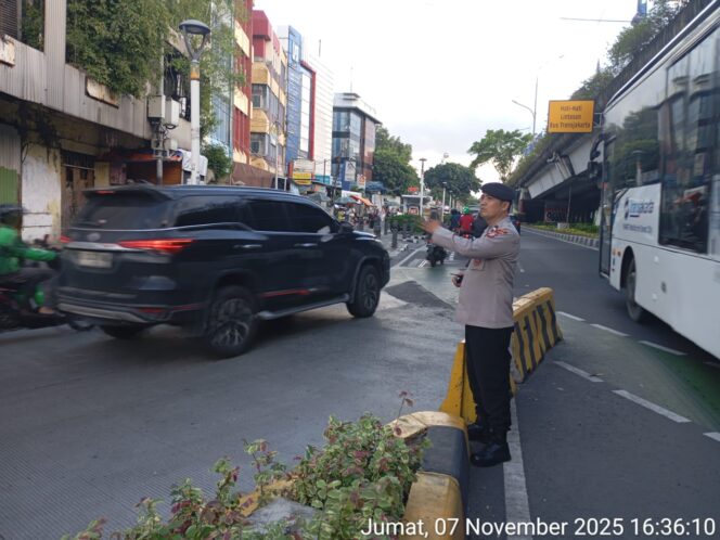 
					Personel Polsek Senen Laksanakan Gatur Lalin Sore, Antisipasi Kemacetan dan Gangguan Kamtibmas