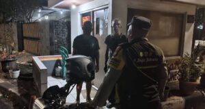 Bhabinkamtibmas Gondangdia Sambangi Satkamling Jalan Cik Ditiro, Tegaskan Pentingnya Patroli Dinihari