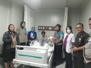 “Polwan Jaga Jakarta” Polres Metro Jakarta Pusat Hadir Temani Korban SMAN 72 di RS Pertamina