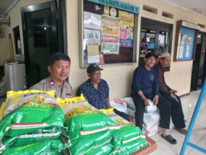Bhabinkamtibmas Kebon Kacang Gelar Gerakan Pangan Murah Untuk Warga di Pos RW 09