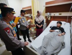 Kapolri Listyo Sigit Kunjungi Korban Ledakan SMAN 72 di RSI Cempaka Putih