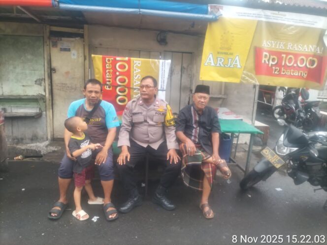 
					Door to Door, Polisi Sapa Warga Johar Baru untuk Jaga Kamtibmas