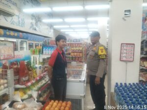 Bhabinkamtibmas Johar Baru Laksanakan Patroli Dialogis dan Sambang ke Alfamidi: Ajak Warga Jaga Kamtibmas Lewat Cooling System
