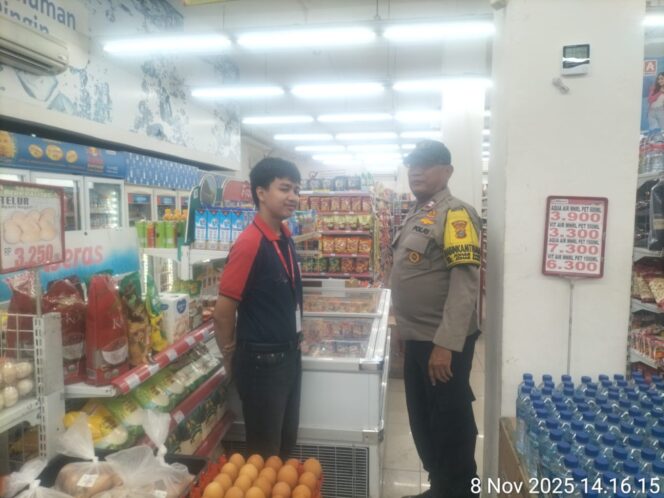 
					Bhabinkamtibmas Johar Baru Laksanakan Patroli Dialogis dan Sambang ke Alfamidi: Ajak Warga Jaga Kamtibmas Lewat Cooling System