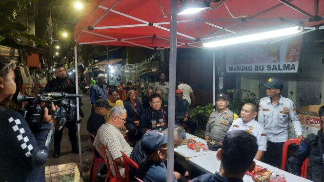 
					URC Pelopor Brimob Polda Metro Jaya Bersinergi dengan Warga Galur dalam Patroli “Jaga Jakarta”