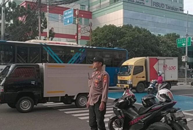 
					Patko 1012 Kawal Ketertiban di TL Caringin, Wujudkan Pagi yang Aman dan Tertib bagi Warga