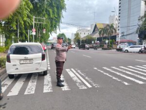 Patko 1011 Polsek Metro Gambir Jaga Ketertiban di Sekitar Stasiun Gambir, Antisipasi Kepadatan dan Gangguan Kamtibmas