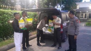 Polsek Metro Gambir Salurkan Beras Murah untuk Warga dan Petugas Keamanan di Kelurahan Gambir