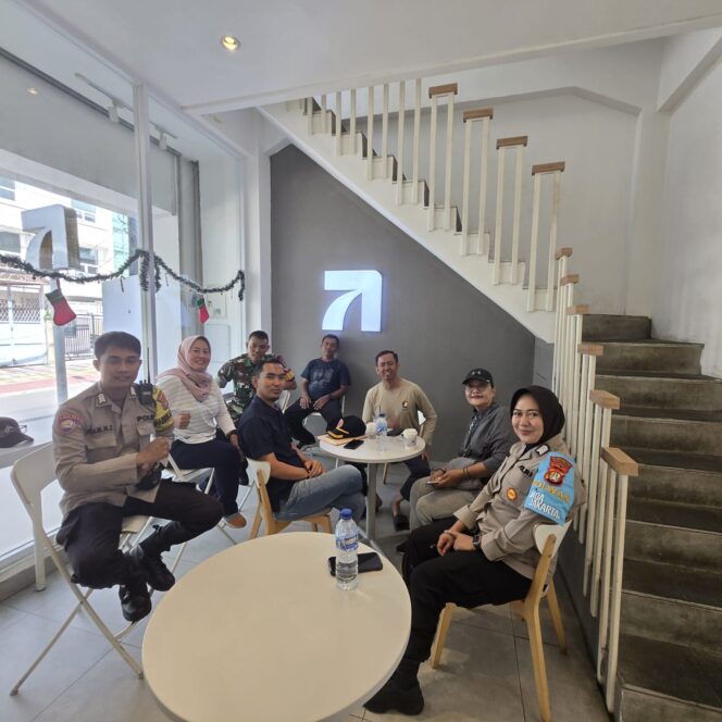 
					Bhabinkamtibmas Petojo Selatan Gelar Patroli Siskamling Bersama Warga RW 07, Wujudkan Lingkungan Aman dan Kondusif