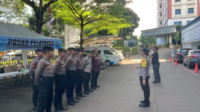 
					Polri Lakukan Pengamanan dan Pelayanan di Posko Penanganan Korban Ledakan SMAN 72 Jakarta di RS Yarsi