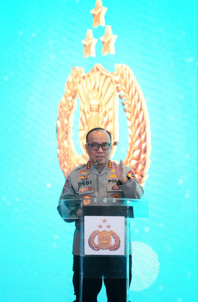 
					Wakapolri Komjen Dedi Prasetyo Raih Penghargaan Kepemimpinan Publik dari Fakultas Hukum Universitas Brawijaya