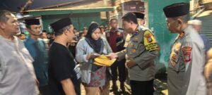Wujud Duka atas Gugurnya Penjaga Jakarta, Kapolsek Cakung Hadiri Pemakaman dan Berikan Santunan kepada Keluarga Duka