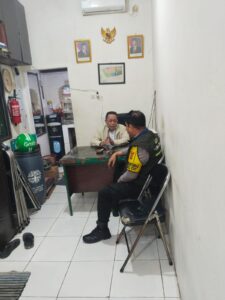 Bhabinkamtibmas Tanah Tinggi Sambang Pos Kamling RW 09, Ajak Warga Perkuat Keamanan Lingkungan