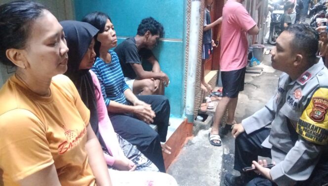 
					Bhabinkamtibmas Pegangsaan Selesaikan Konflik Warga di Kalipasir, Dua Pihak Sepakat Damai Secara Kekeluargaan